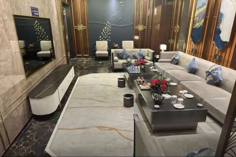 夜色舞台寻觅真诚伙伴,零经验开启城市新篇章